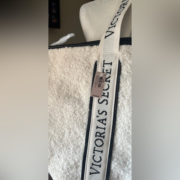Victoria Secret Cozy Sherpa
Plush Fleece Tote Bag Zipper
Closure … New with tag - Picture 4 of 4